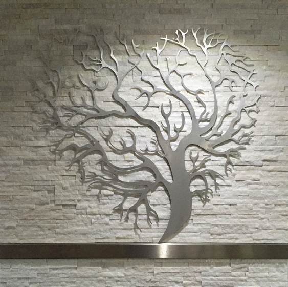 Escultura de metal escovado