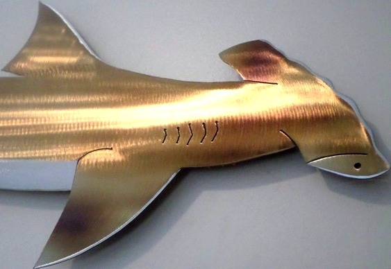 Tubarão de aço escovado