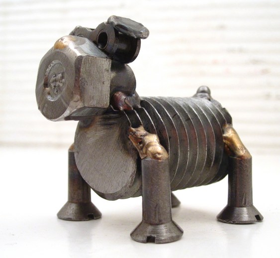 Cãozinho de sucata reciclada