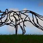 Lobo e raposa em esculturas de ‘rabiscos’ com barras de aço