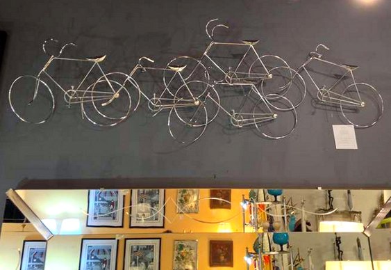 Painel 3D com bikes de aço