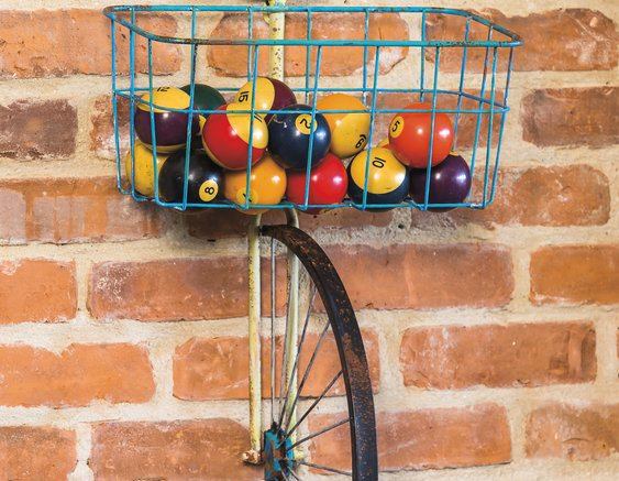 Bicicleta com cesta na decoração Bike presa na parede