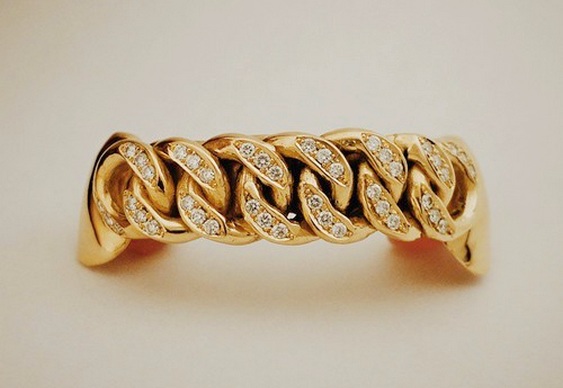 Joia bucal com diamantes