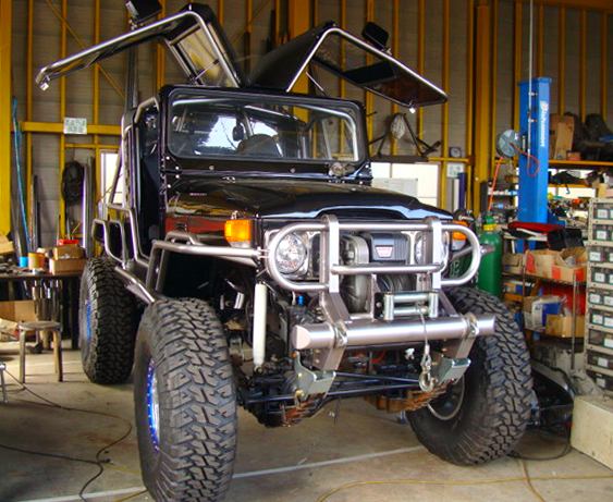 Jipe Toyota com portas asa de gaivota Off-road modificado