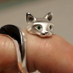 Anel regulável de prata acetinada com a forma de gato selvagem