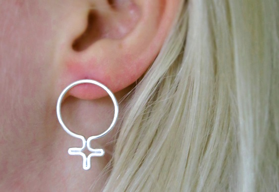 Par de brincos com símbolo feminista Joia feminista