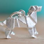 Pingentes e brincos de prata com bichos inspirados no origami