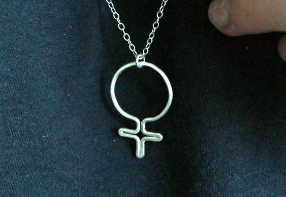 Pingente com símbolo feminista Joia feminista