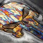 Alto-relevo sobre metal colorido com o calor da solda TIG