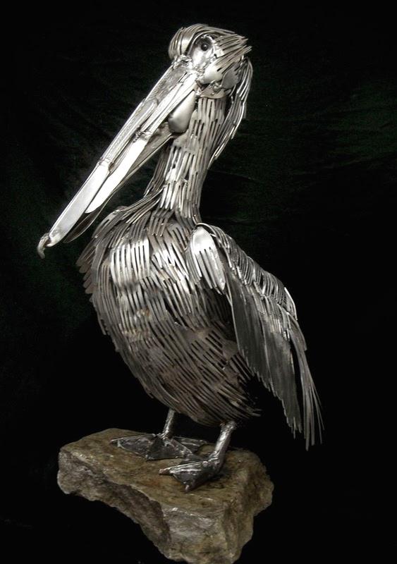 Pelicano com garfos e colheres