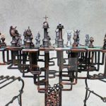 Um incrível tabuleiro de metal para xadrez no gênero steampunk