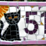 Mosaico de gato como placa de endereço com o número de casa
