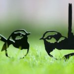 Silhuetas de pássaros e aves em metal decoram gramados e jardins