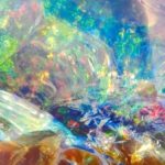 Pedra preciosa opala com colorido surreal em seu interior