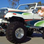 Revitalização de Jeep Willys com grafismos sobre pintura branca
