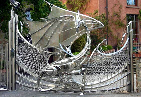 Dragão em portão de aço