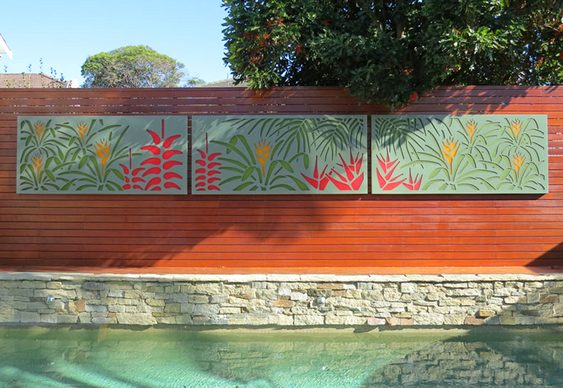 Painel de metal com flores