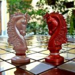Jogo de xadrez moderno para harmonizar com ambiente rústico