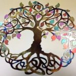 Árvore da Vida com design celta em painel de metal colorido