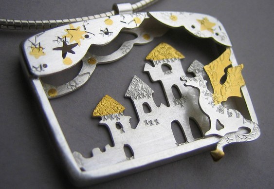 Joia com design medieval