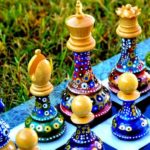 Pintura colorida revitaliza as peças velhas do jogo de xadrez