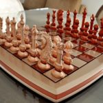 Jogo de xadrez com design inovador nas peças e tabuleiro