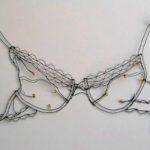 Delicadas roupas íntimas femininas desenhadas com fios de arame