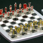 Tabuleiro xadrez metalizado com peças de resina colorida