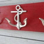 Miniatura de âncora como gancho de roupa na decoração náutica