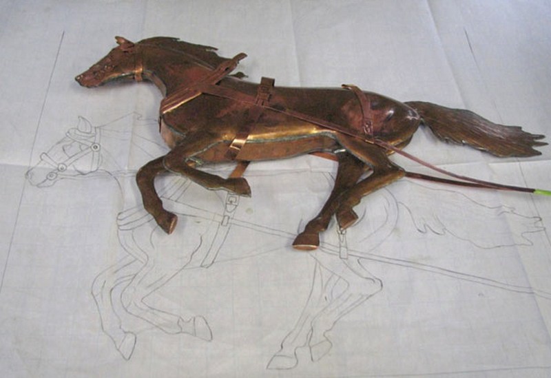 Escultura de cavalo em metal