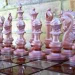 Montar as peças do jogo de xadrez customizado dá um trabalho…