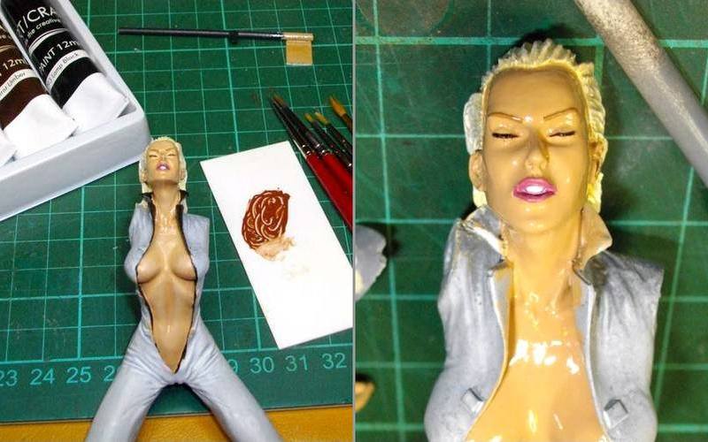 Miniatura de mulher motoqueira