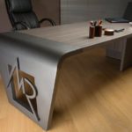 Mesa para escritório ou balcão de loja com logo 3D em metal