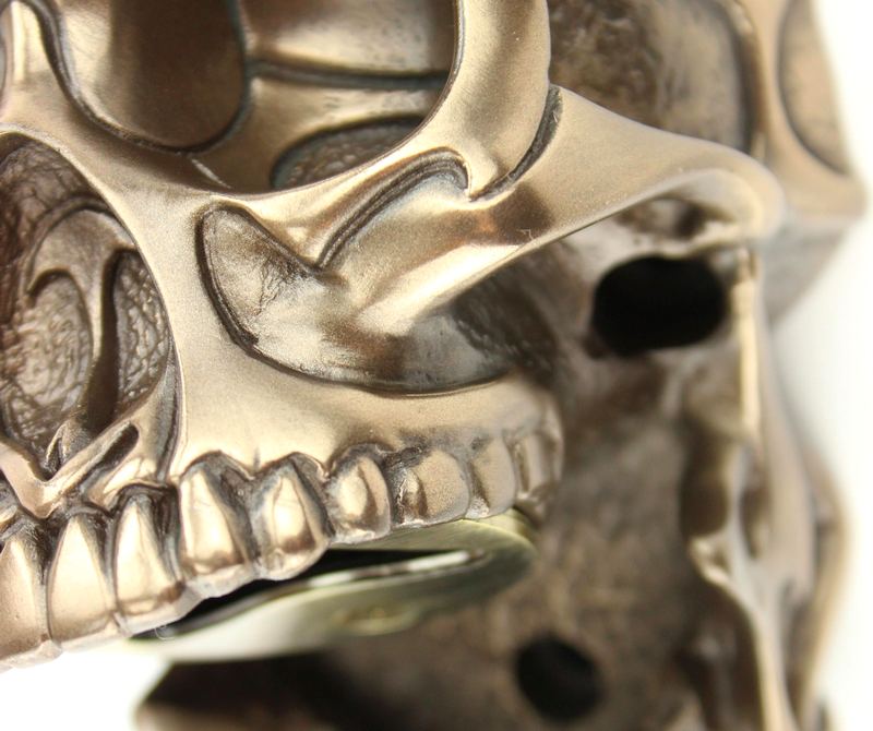 Caveira tribal - abridor de garrafas Crânio de resina imita metal dourado