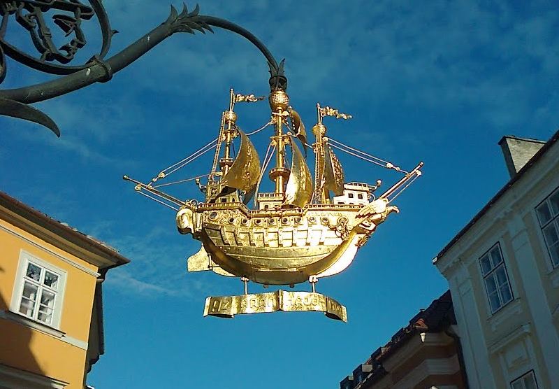 Letreiro com navio dourado pendurado
