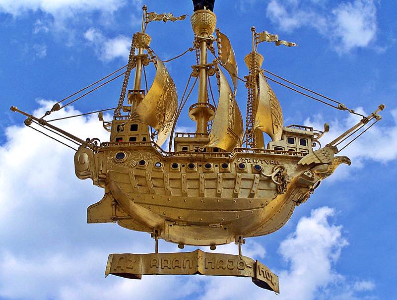 Caravela banhada a ouro