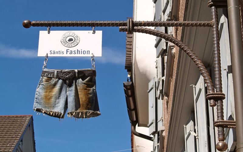 Letreiro com bermuda jeans