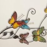 Painel e quadros com borboletas e flores coloridas de metal