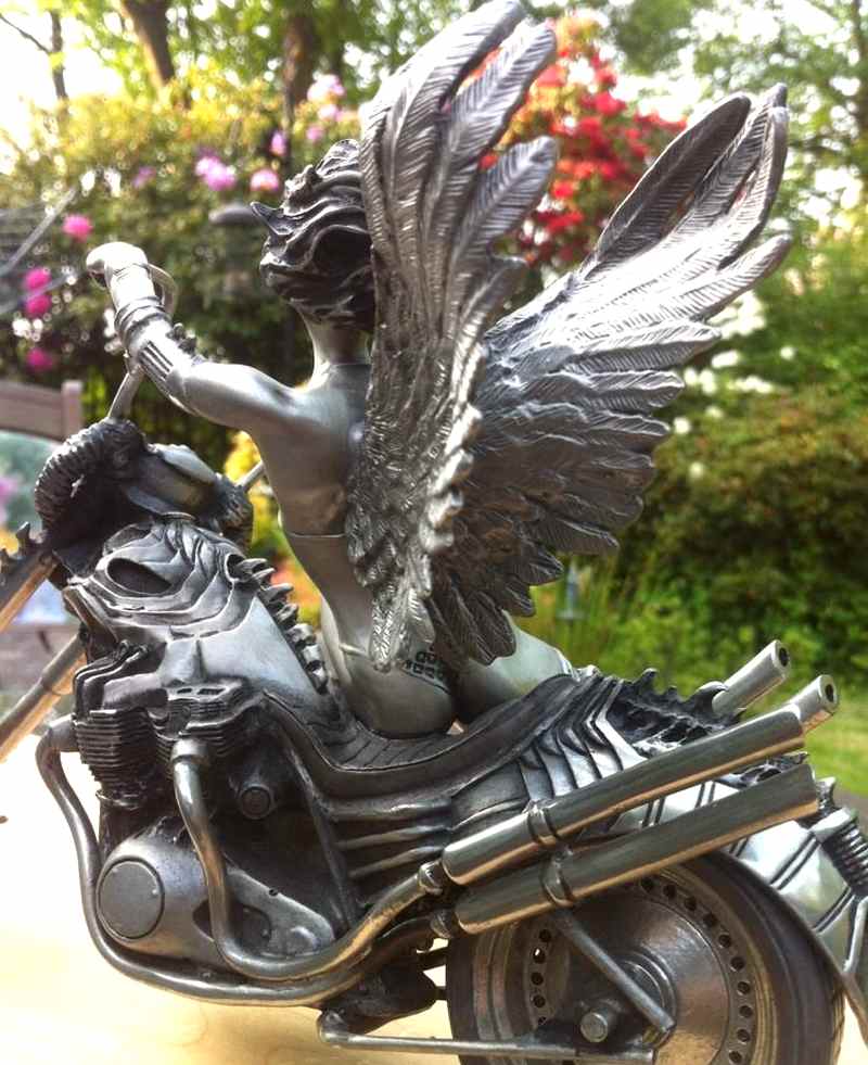 Guerreira alada de moto