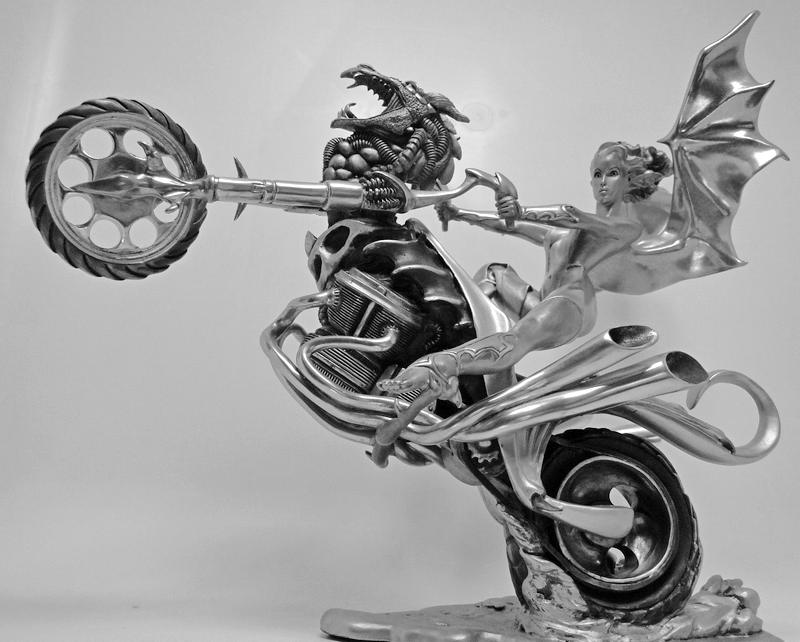 Escultura de motoqueira