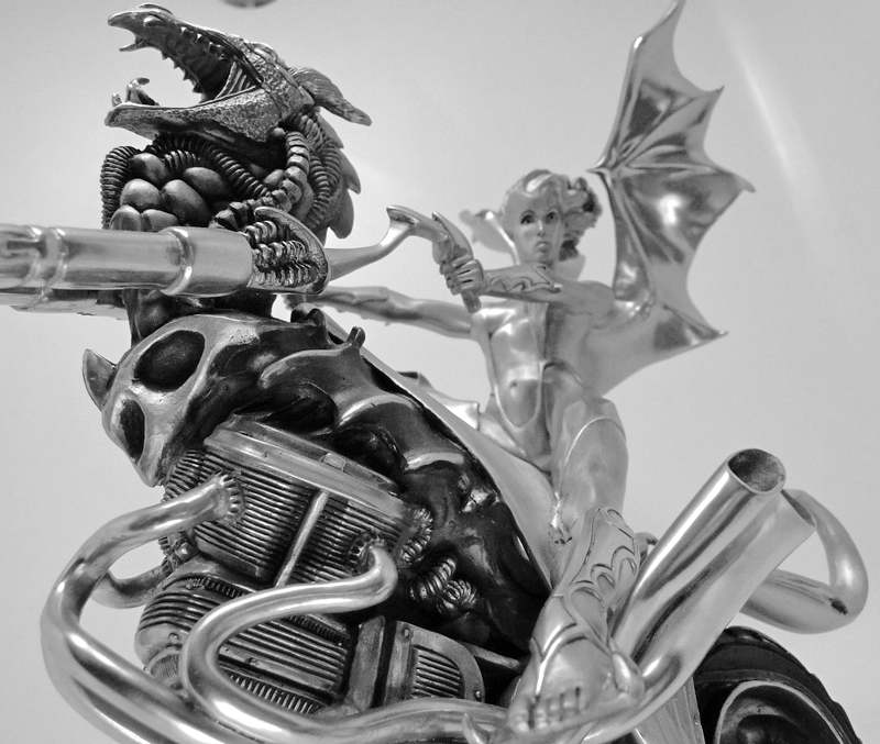 Escultura de motociclista em pewter