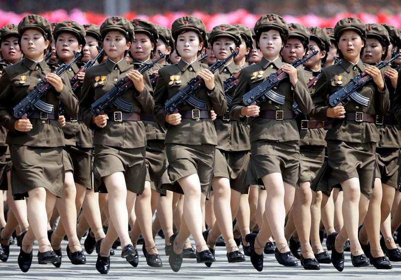 Desfile de soldadas norte-coreanas