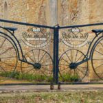 Portão com bicicletas na igreja de Notre-Dame dos Ciclistas