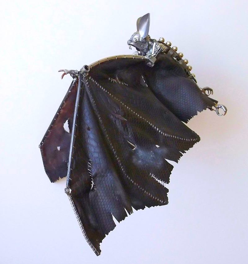 Reciclagem de couro como asa de morcego Escultura steampunk de morcego