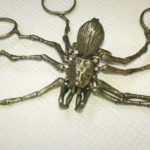 Anel de aranha gigante com pernas articuladas por três dedos
