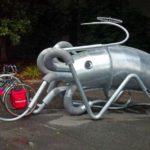 Bicicletas presas pelos tentáculos de uma lula gigante em Seattle