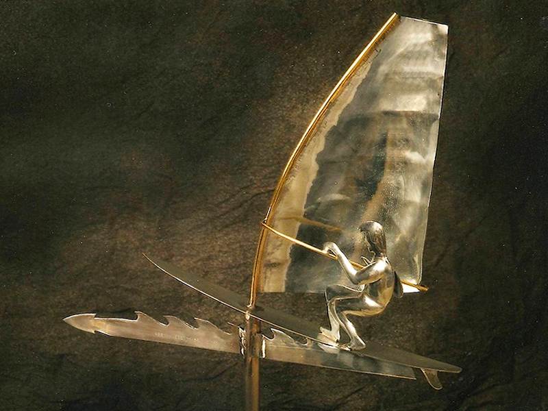 Escultura de windsurfista