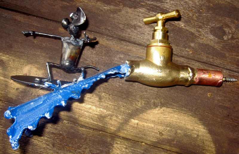 Escultura de ratinho surfista