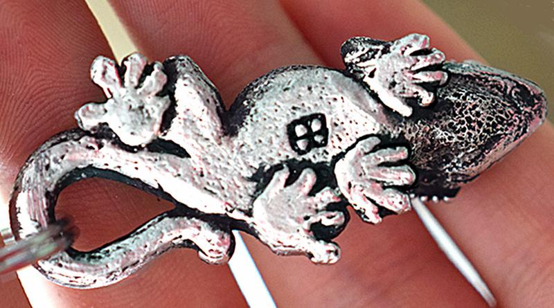 Chaveiro com lagartixa de pewter Brindes para turistas em Portugal