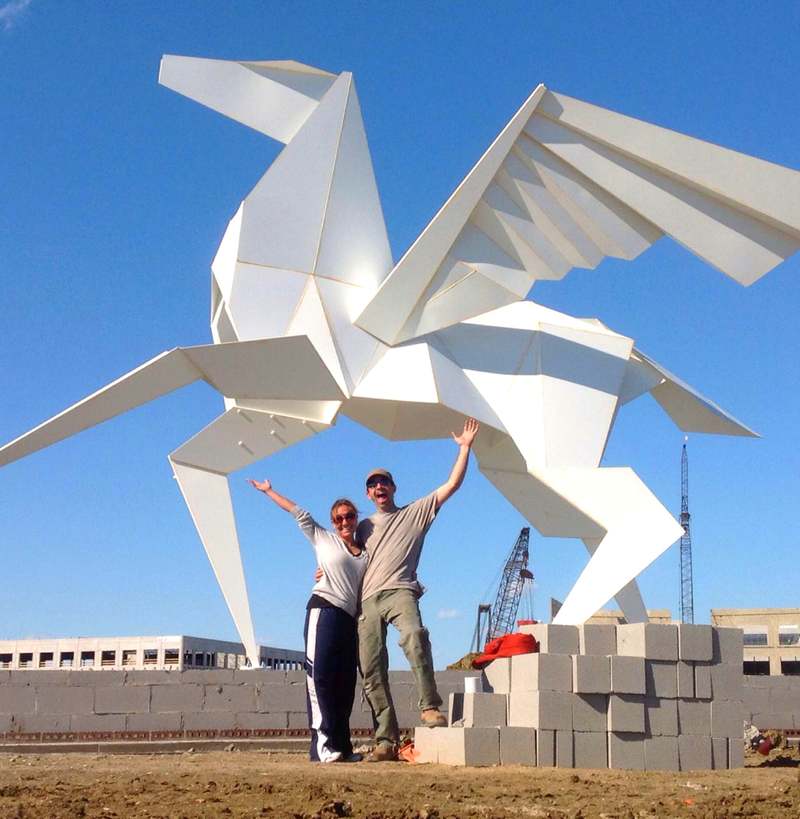 Escultura de Pégaso em origami Monumento de cavalo alado